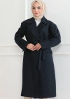 Kadın Kaşe Kaban – Uzun Boy Kruvaze Yaka Kuşaklı Tesettür Kaşe Kışlık Kaban, Astarlı Şık Yünlü Dokuma Oversize Rahat Kalıp Cepli Düğmeli Modern Kap Modeli - Lacivert