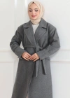 Kadın Kaşe Kaban – Uzun Boy Kruvaze Yaka Kuşaklı Tesettür Kaşe Kışlık Kaban, Astarlı Şık Yünlü Dokuma Oversize Rahat Kalıp Cepli Düğmeli Modern Kap Modeli - Gri
