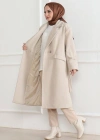 Kadın Kaşe Kaban – Uzun Boy Kruvaze Yaka Kuşaklı Tesettür Kaşe Kışlık Kaban, Astarlı Şık Yünlü Dokuma Oversize Rahat Kalıp Cepli Düğmeli Modern Kap Modeli - Bej