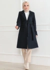 Kadın Kaşe Kaban – Uzun Boy Kruvaze Yaka, Kuşaklı Tesettür Kışlık Kaban, Astarlı Şık Yünlü Dokuma Oversize Rahat Kalıp, Cepli Modern Kaşe Mont Modeli - Lacivert