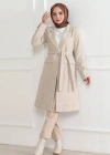 Kadın Kaşe Kaban – Uzun Boy Kruvaze Yaka, Kuşaklı Tesettür Kışlık Kaban, Astarlı Şık Yünlü Dokuma Oversize Rahat Kalıp, Cepli Modern Kaşe Mont Modeli - Bej