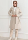Kadın Kaşe Kaban – Uzun Boy Kruvaze Yaka, Kuşaklı Tesettür Kışlık Kaban, Astarlı Şık Yünlü Dokuma Oversize Rahat Kalıp, Cepli Modern Kaşe Mont Modeli - Bej