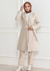 Kadın Kaşe Kaban – Uzun Boy Kruvaze Yaka, Kuşaklı Tesettür Kışlık Kaban, Astarlı Şık Yünlü Dokuma Oversize Rahat Kalıp, Cepli Modern Kaşe Mont Modeli - Bej