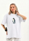 Kadın Oversize Tişört - Sırt Baskılı Survivor Penguin Temalı, Felsefi Yazılı Bisiklet yaka Tişört - Beyaz