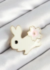 Mineli Çiçek Detaylı Krem Tavşan Figürlü Gold Renk Kadın Broş