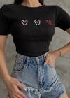 Üçlü kalp nakışlı bluz
