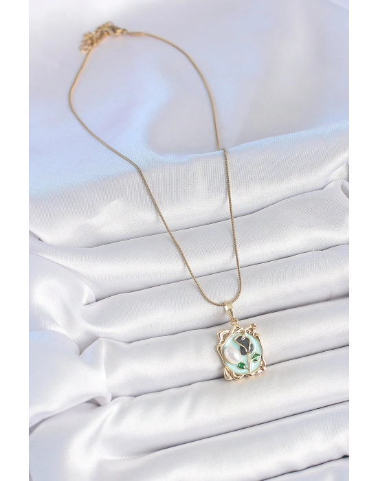 316L Çelik Gold Renk Zincir Mavi Mineli Çiçek İşlemeli İnci Detay Portre Model Kadın Kolye