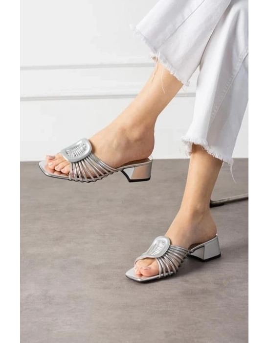 Anca Gümüş Rugan Topuklu Terlik