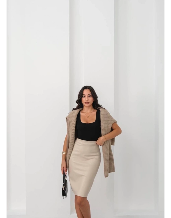 Arkadan yırtmaçlı kalem etek bej