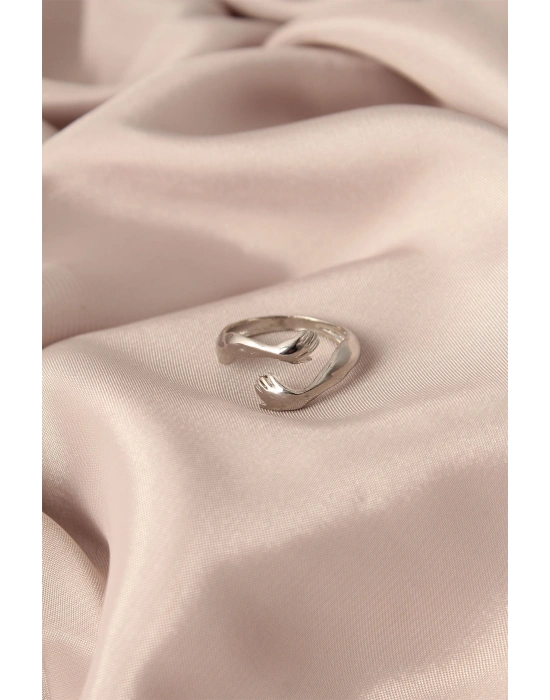 Ayarlamalı Gümüş Renk Metal Sarılan Eller Model Kadın Yüzük