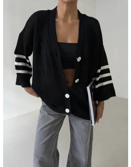 Büyük düğmeli salaş triko hırka siyahbeyaz