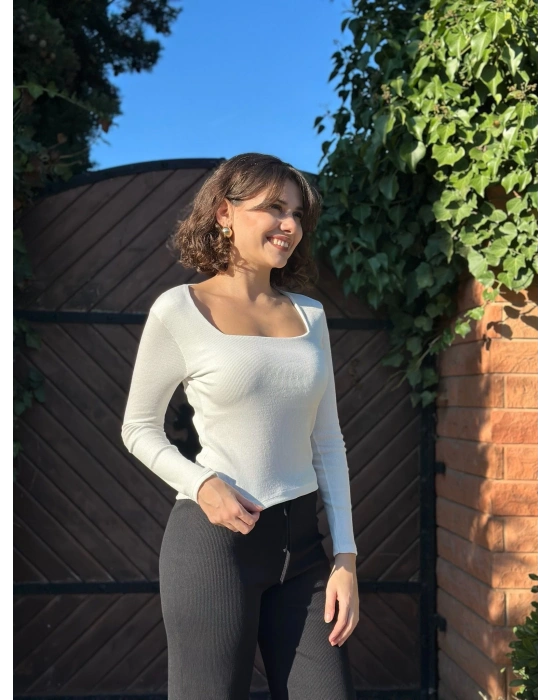 Çerçeve yaka kaşkorse bluz beyaz