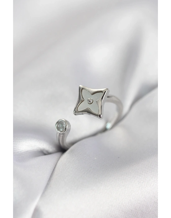 Gümüş Renk Köşeli Yonca Model Zirkon Taşlı Kadın Yüzük