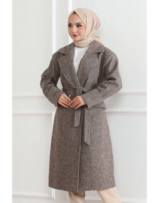 Kadın Kaşe Kaban – Uzun Boy Kruvaze Yaka Kuşaklı Tesettür Kaşe Kışlık Kaban, Astarlı Şık Yünlü Dokuma Oversize Rahat Kalıp Cepli Düğmeli Modern Kap Modeli - Vizon