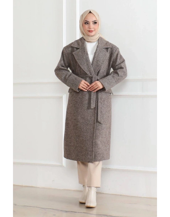 Kadın Kaşe Kaban – Uzun Boy Kruvaze Yaka Kuşaklı Tesettür Kaşe Kışlık Kaban, Astarlı Şık Yünlü Dokuma Oversize Rahat Kalıp Cepli Düğmeli Modern Kap Modeli - Vizon