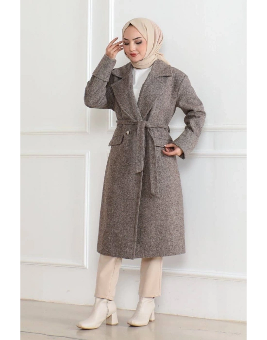Kadın Kaşe Kaban – Uzun Boy Kruvaze Yaka Kuşaklı Tesettür Kaşe Kışlık Kaban, Astarlı Şık Yünlü Dokuma Oversize Rahat Kalıp Cepli Düğmeli Modern Kap Modeli - Vizon