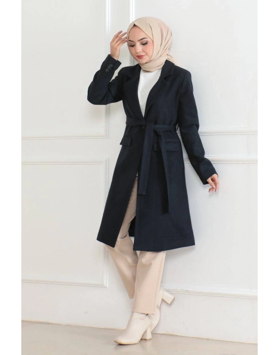 Kadın Kaşe Kaban – Uzun Boy Kruvaze Yaka, Kuşaklı Tesettür Kışlık Kaban, Astarlı Şık Yünlü Dokuma Oversize Rahat Kalıp, Cepli Modern Kaşe Mont Modeli - Lacivert