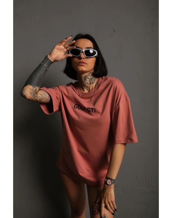 Kadın Oversize Baskılı Tişört – Golf GTI Retro Araba Desenli, Ön & Arka Dijital Baskı, Sokak Modası Stil- Gül Kurusu