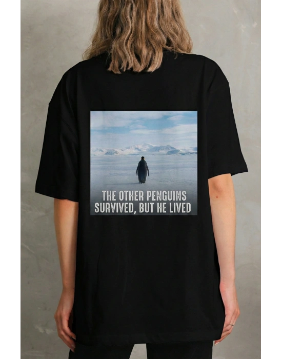 Kadın Oversize Tişört - Sırt Baskılı Survivor Penguin Temalı, Felsefi Yazılı Bisiklet yaka Tişört - Siyah