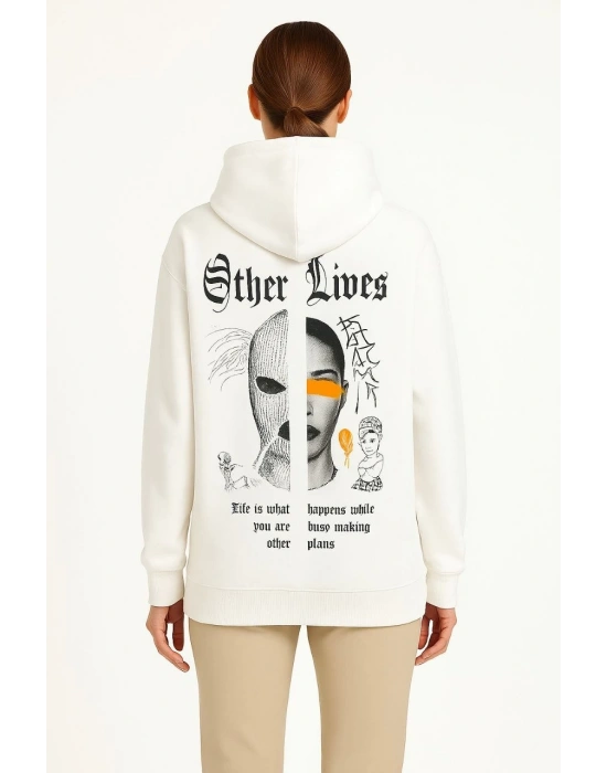 Kadın Oversize Üç İplik Şardonlu Kapüşonlu Sweatshirt – Beyaz “Other Lives” Ön ve Arka Baskılı, Kanguru Cepli, Ribanalı Rahat Kışlık Model Beyaz