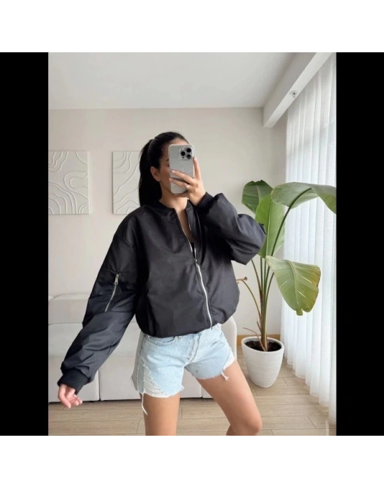 Kadın Siyah Bomber Mont – Oversize Rahat Kalıp, Fermuarlı Cepli, Günlük Kombinlere Uygun Hafif Kapitone Mont- Siyah