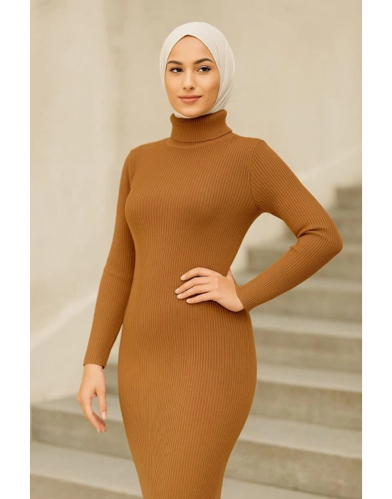 Kadın Tesettür Triko Elbise – Boğazlı Uzun Fitilli Dokuma, Esnek Tam Kalıp, 130 cm Midi Boy, Bahar & Kış Şık Rahat Stil - Kahverengi
