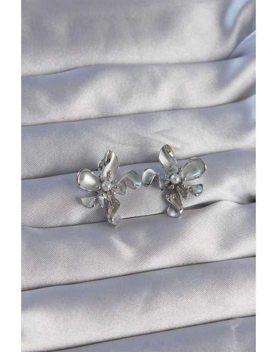 Pirinç Gümüş Renk İnci Detay Çiçek Tasarımlı Küpe