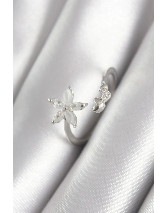 Pirinç Gümüş Renk Zirkon Taşlı Çiçek Model Kalp Detay Kadın Yüzük