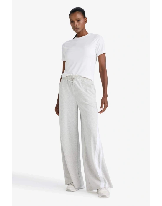 Standart Fit Bisiklet Yaka Sporcu Basic Düz Kısa Kollu Beyaz Tişört Beyaz