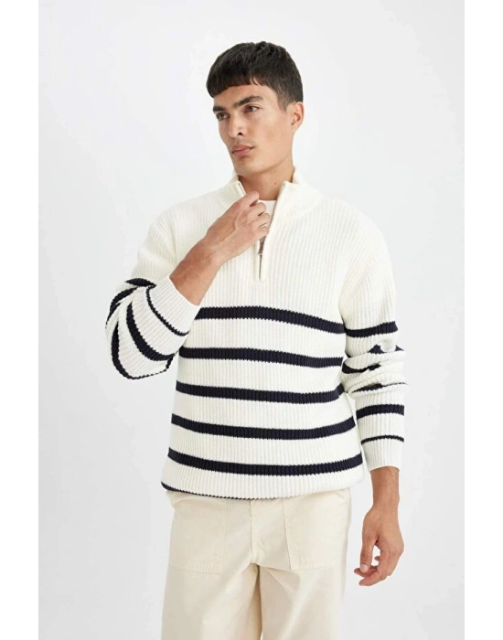 Standart Fit Dik Yaka Yarım Fermuarlı Çizgili Triko Kazak