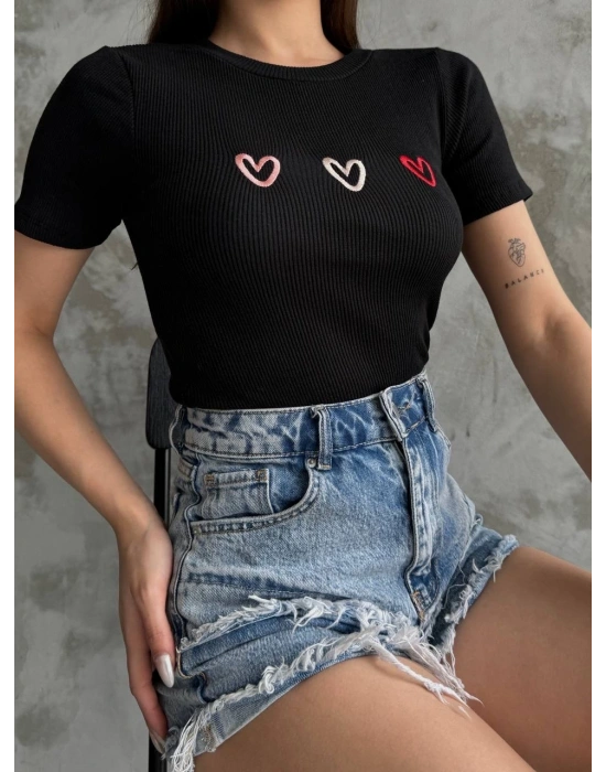 Üçlü kalp nakışlı bluz