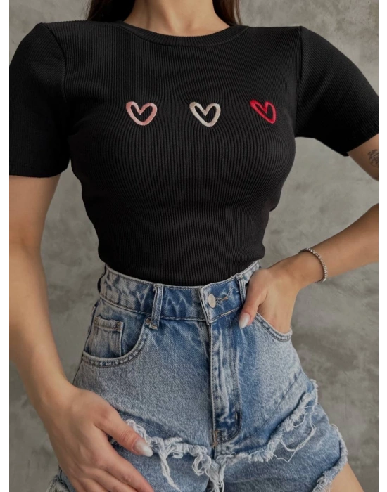 Üçlü kalp nakışlı bluz