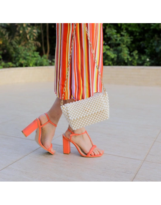 Uzun zincir kollu kapaklı inci çanta beyaz