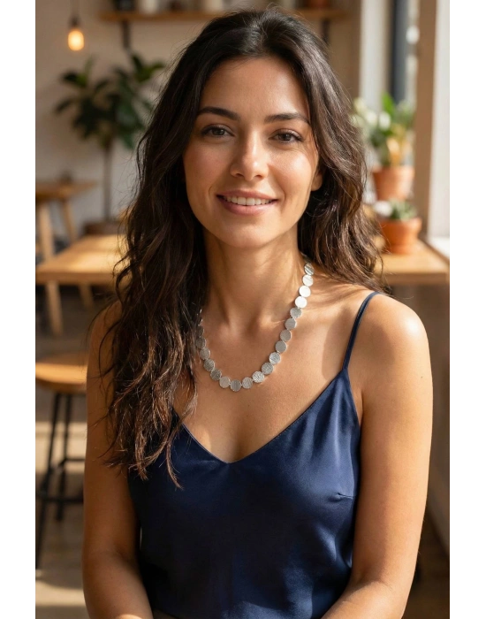 Yuvarlak Plaka Model Gümüş Renk Kadın Kolye