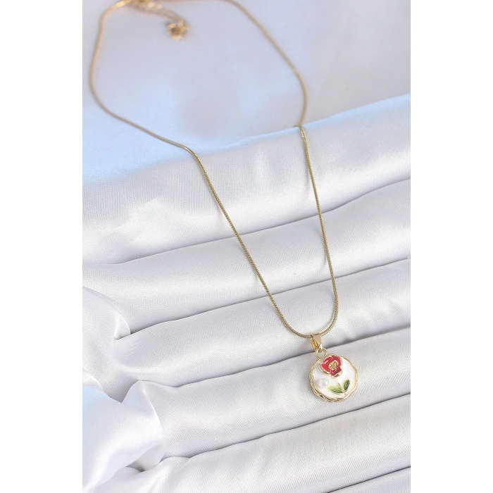 316L Çelik Gold Renk Zincir Beyaz Minimal Çiçek İşlemeli İnci Detay Portre Model Kadın Kolye