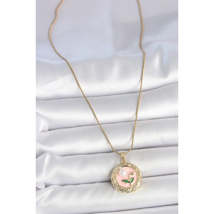 316L Çelik Gold Renk Zincir Pembe Çiçek İşlemeli inci Detay Portre Model Kadın Kolye