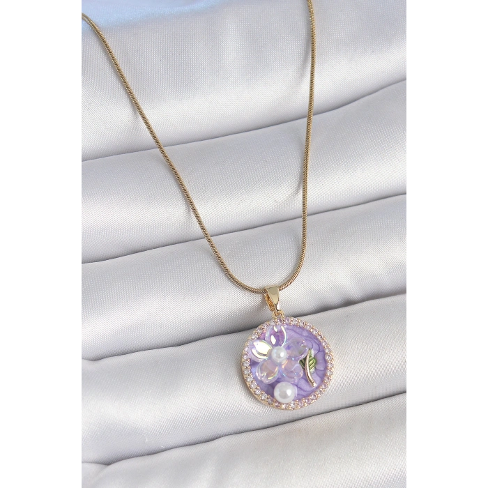 316L Çelik Gold Renk Zincir Zirkon Taşlı Mor Mineli Çiçek İşlemeli İnci Detay Portre Model Kadın Kolye