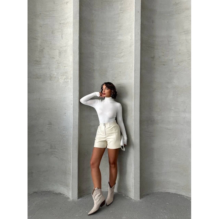Beli lastikli çıtçıtlı deri şort krem w241007
