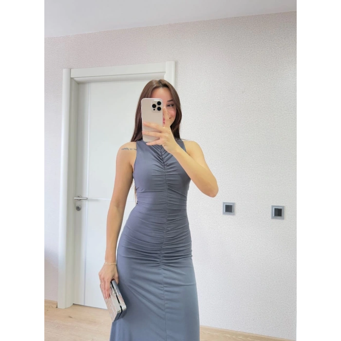 BÜRÜMCÜK KUMAŞLI İÇİ ASTARLI ÜZGÜLÜ KOLSUZ BÜZGÜLÜ UZUN ELBİSE - FÜME