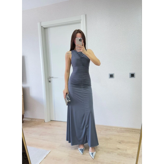 BÜRÜMCÜK KUMAŞLI İÇİ ASTARLI ÜZGÜLÜ KOLSUZ BÜZGÜLÜ UZUN ELBİSE - FÜME