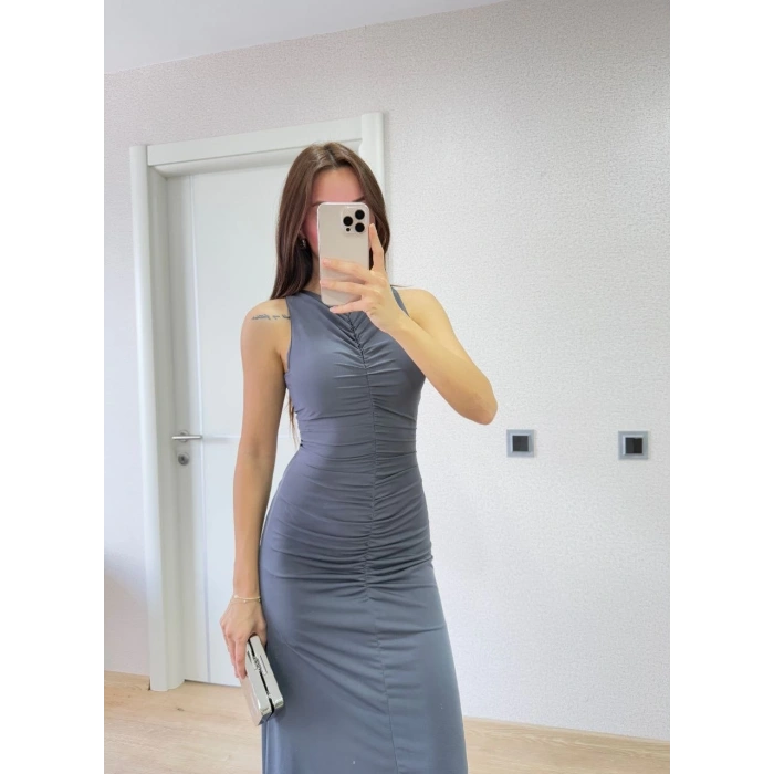 BÜRÜMCÜK KUMAŞLI İÇİ ASTARLI ÜZGÜLÜ KOLSUZ BÜZGÜLÜ UZUN ELBİSE - FÜME