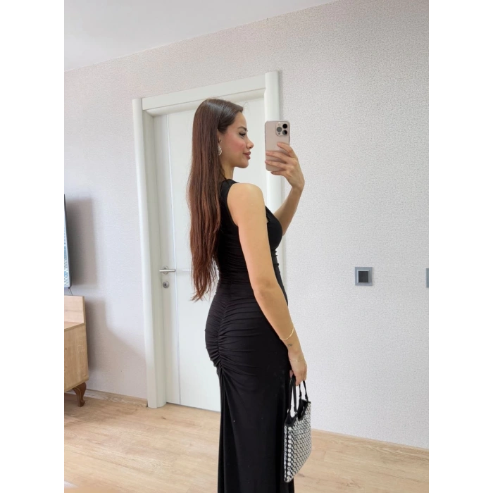 BÜRÜMCÜK KUMAŞLI İÇİ ASTARLI ÜZGÜLÜ KOLSUZ BÜZGÜLÜ UZUN ELBİSE - SİYAH