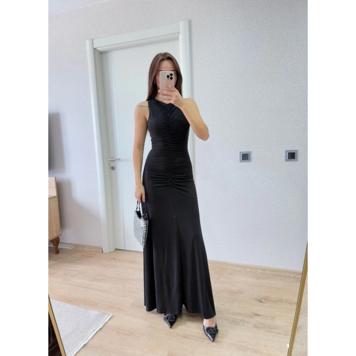 BÜRÜMCÜK KUMAŞLI İÇİ ASTARLI ÜZGÜLÜ KOLSUZ BÜZGÜLÜ UZUN ELBİSE - SİYAH