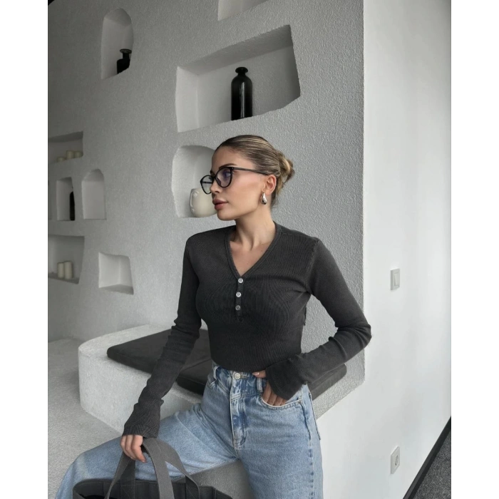 Düğme Detaylı Yıkamalı Crop