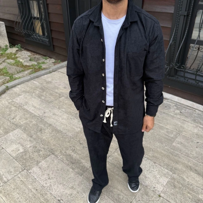 ERKEK KADİFE OVERSİZE TAKIM – GÖMLEK VE PANTOLON İKİLİ SET FÜME CORDUROY ŞIKLIĞI, RAHAT VE ZARİF DURUŞ YUMUŞAK DOKULU KADİFE KUMAŞ, DÜĞMELİ GÖMLEK ÜST VE LASTİKLİ PANTOLON ALT PARÇA İLE GÜN BOYU KONFOR- SİYAH