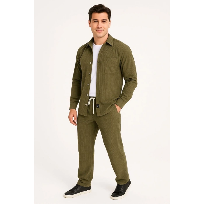 ERKEK KADİFE OVERSİZE TAKIM – GÖMLEK VE PANTOLON İKİLİ SET FÜME CORDUROY ŞIKLIĞI, RAHAT VE ZARİF DURUŞ YUMUŞAK DOKULU KADİFE KUMAŞ, DÜĞMELİ GÖMLEK ÜST VE LASTİKLİ PANTOLON ALT PARÇA İLE GÜN BOYU KONFOR- HAKİ