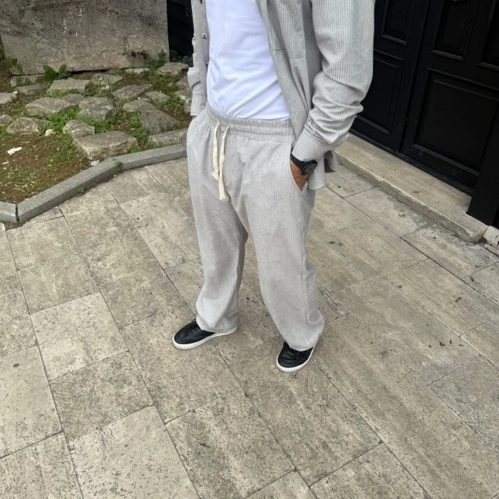 ERKEK KADİFE OVERSİZE TAKIM – GÖMLEK VE PANTOLON İKİLİ SET FÜME CORDUROY ŞIKLIĞI, RAHAT VE ZARİF DURUŞ YUMUŞAK DOKULU KADİFE KUMAŞ, DÜĞMELİ GÖMLEK ÜST VE LASTİKLİ PANTOLON ALT PARÇA İLE GÜN BOYU KONFOR- GRİ