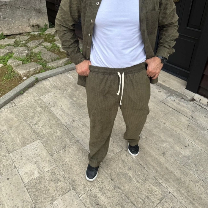 ERKEK KADİFE OVERSİZE TAKIM – GÖMLEK VE PANTOLON İKİLİ SET FÜME CORDUROY ŞIKLIĞI, RAHAT VE ZARİF DURUŞ YUMUŞAK DOKULU KADİFE KUMAŞ, DÜĞMELİ GÖMLEK ÜST VE LASTİKLİ PANTOLON ALT PARÇA İLE GÜN BOYU KONFOR- HAKİ