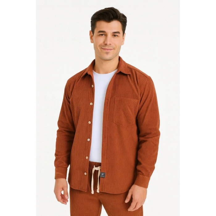 ERKEK KADİFE OVERSİZE TAKIM – GÖMLEK VE PANTOLON İKİLİ SET FÜME CORDUROY ŞIKLIĞI, RAHAT VE ZARİF DURUŞ YUMUŞAK DOKULU KADİFE KUMAŞ, DÜĞMELİ GÖMLEK ÜST VE LASTİKLİ PANTOLON ALT PARÇA İLE GÜN BOYU KONFOR- KİREMİT