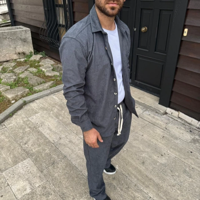 ERKEK KADİFE OVERSİZE TAKIM – GÖMLEK VE PANTOLON İKİLİ SET FÜME CORDUROY ŞIKLIĞI, RAHAT VE ZARİF DURUŞ YUMUŞAK DOKULU KADİFE KUMAŞ, DÜĞMELİ GÖMLEK ÜST VE LASTİKLİ PANTOLON ALT PARÇA İLE GÜN BOYU KONFOR- FÜME